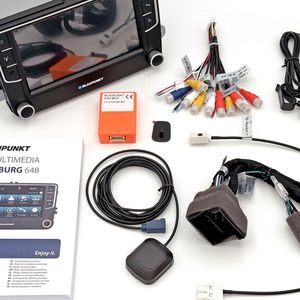 Dabei sind im Lieferumfang ein externes Mikrofon, ein Anschlusskabel Quadlock mit CAN-Interface sowie ein Antennenadapter FAKRA 2-fach auf 1-fach enthalten. Als Teil der Blaupunkt Pro-Line wird es mit einer dreijährigen Herstellergarantie ausgeliefert.(Bild:  Blaupunkt)