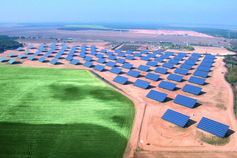 Für die neun neuen Solarparks in Apulien liefert a+f die Nachführsysteme „Suncarrier“. (Archiv: Vogel Business Media)