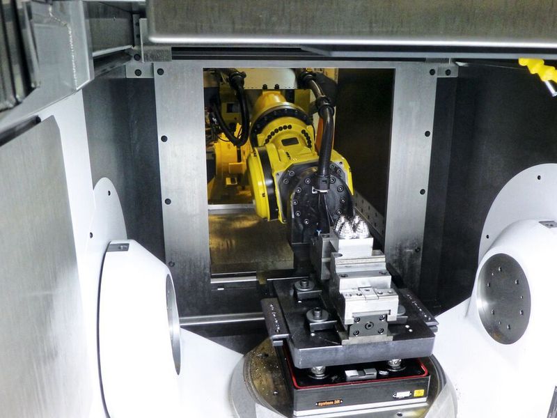 Mit der MILL P 500 U und ihren unendlichen integrierbaren Automationslösungen – zum Beispiel zum direkten Beladen von Paletten auf dem Arbeitstisch per Roboter – lässt sich die Produktivität mehr als verdoppeln. Die Maschine kann auch durch die skalierbare System-3R-Transformer-Automationslösung mit Sechs-Achs-FANUC-Roboter erweitert werden. (GF Machining Solutions)