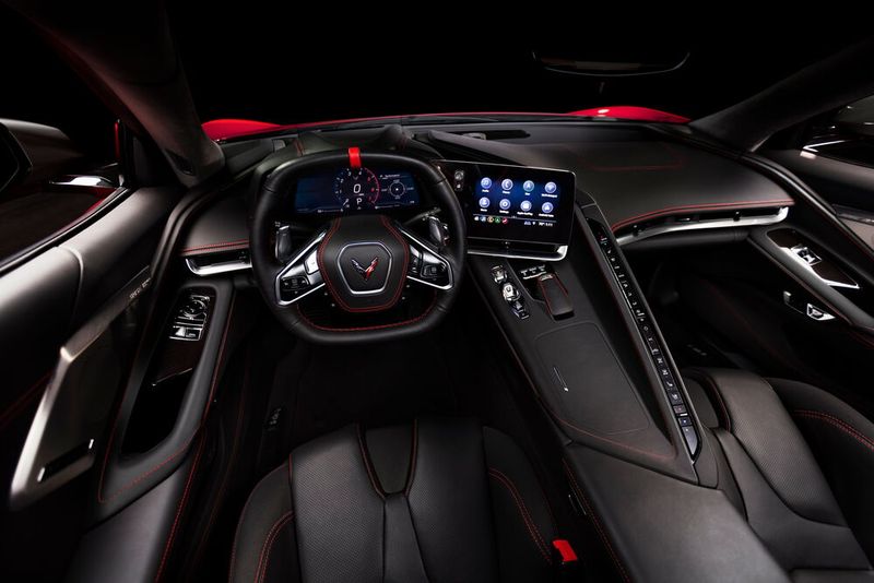 Im Innenraum gibt es digitale Instrumente, eine solides Head-Up-Display und einen großen Touchscreen.  (Bild: Chevrolet)