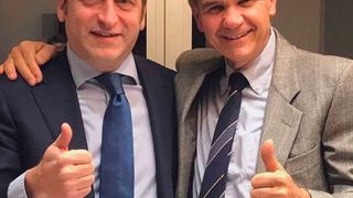 Gelungener Abschluss: Der bisherige Ostelectric-Eigentümer Roberto Casini (re.) und Antonio Trondoli (li.),Geschäftsführer von Ringspann Italia, unmittelbar nach der Unterzeichnung des Übernahmevertrags. (Ringspann)