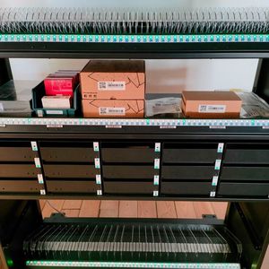 Mithilfe des Archimede-Lagersystems von Arcadia ließen sich Bauteile in unter 10 Sekunden auslagern und in weniger als 8 Sekunden einlagern. Der Workflow ist so konzipiert, dass auch ungelernte Mitarbeiter keine Fehler machen, wie es heißt.(Bild:  Arcadia)