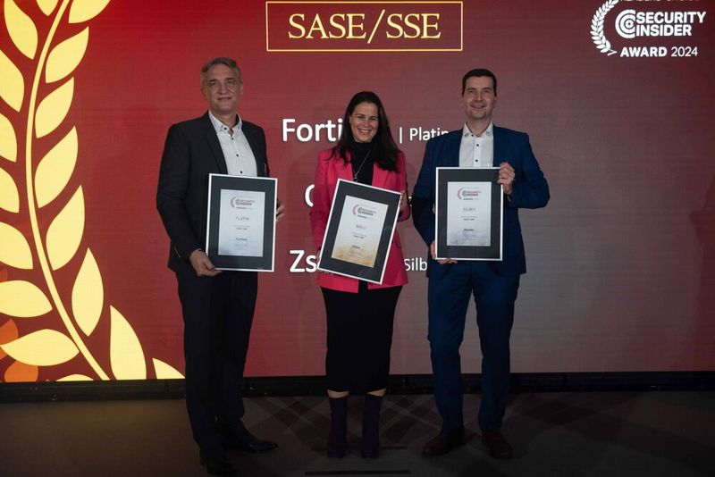Für Fortinet darf sich in der Kategorie „SASE/SSE“ Dirk Benecke (l.) über Platin freuen. Für Gold-Gewinner Cisco kommt Kim Finck auf die Bühne, und Silber nimmt für Zscaler Gregor Keller entgegen. (Bild: Manuel Emme Fotografie)