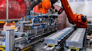 Produktion von Batteriemodulen für Hochvoltbatterien im BMW-Werk Leipzig. (Bild: BMW)