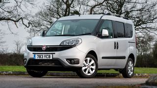 Auch der Fiat Doblo Cargo mit 1,3-Liter-Multijet-Dieselmotor der Schadstoffstufe Euro 6b muss sich einem Softwareupdate unterziehen. In Deutschland gibt es von diesem Modell rund 2.630 Einheiten, die von dem Rückruf betroffen sind. (Bild: Fiat)