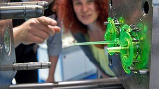 Spritzgießformen gelten als das Herzstücke des Prozesses. Sie entscheiden auch über die Wirtschaftlichkeit, Qualität und Flexibilität der Fertigung. Die richtige Auslegung dieser komplexen Systeme ist immer eine Herausforderung. (Bild: Messe Stuttgart)