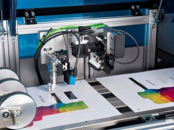 Der Folienspezialist Kurz übernimmt zum 1. September Scribos von Tesa, wie gestern bekannt wurde. Das Scribos-Know-how soll in Zukunft der Produktpiraterie Paroli bieten.(Bild:  Kurz)