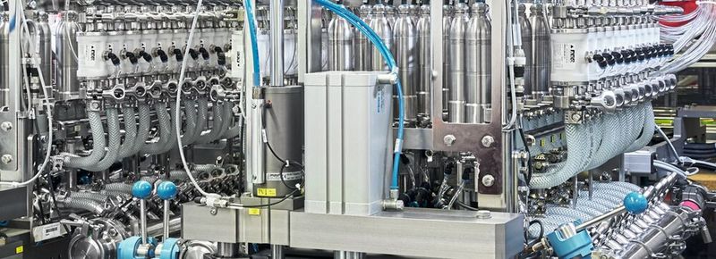Die Servomotoren der Cyber Dynamic Line im Einsatz bei Dosieranwendungen von Flüssigkeiten für exakte und prozesssichere Kundenanforderungen – hier integriert in einer Produktformungsmaschine für Spülmittelpads.(Bild:  Wittenstein)