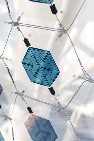 Die OPV-Module samt der Anschlüsse sind im wörtlichen Sinne aus einem Guss: Es gibt keine aufgeklebte Anschlussdose wie bei herkömmlichen Photovoltaikmodulen mehr, sondern einen so genannten Access Point, der direkt auf die Flexible OPV-Folie aufgegossen wird und mit der Folie verschmilzt. (Bild: Lapp)