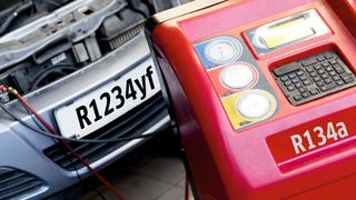 Ein paar passende Anschlüsse sind schnell beschafft, und schon gelangt altes Kältemittel in neue Autos. Werkstätten, die das tun, sollten Kunden aber auch darauf hinweisen, das dann die Betriebserlaubnis das Fahrzeugs erlischt. (© Fotolia RAW/Fotolia.com)