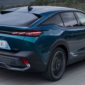 Der Wagen ist ein Mix aus sportlichem SUV und Coupé-Limousine.(Bild:  Peugeot)