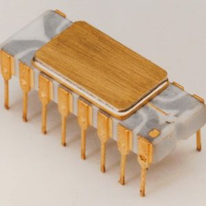 Der am 15. November 1971 veröffentlichte Intel 4004 war der weltweit erste Mikroprozessor, der auf dem Markt erhältlich war. Der im Nachgang als 4-Bit-Prozessor bezeichnete Chip sollte die Elektroniklandschaft nachhaltig verändern. (Intel)
