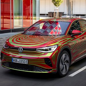 Eine erste Ausfahrt mit dem Serienmodell zeigt: Der hat ganz schön Wumms.(Bild:  VW)
