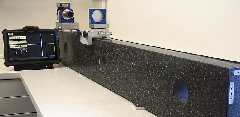 Präzise Vermessung eines Steinlineals von 160 cm Länge mit 0,5 µm/m. (IDS Imaging Development Systems GmbH)