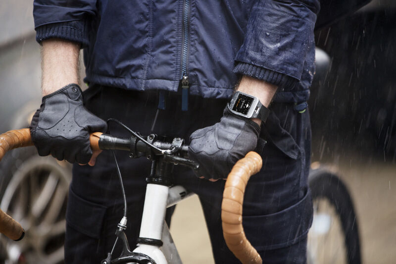 Die Gear Fit überträgt via Bluetooth 4.0 Herzfrequenz, Schritte und Schlafverhalten an die Fitness-App Health S. (Bild: Samsung)