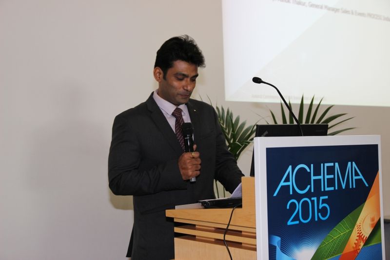 Unser Kollege von PROCESS India Ashok Chand Thakur verlieh den Award in der Kategorie „Verpackungs-/Abfülltechnik“. (Bild: Schäffner/PROCESS)