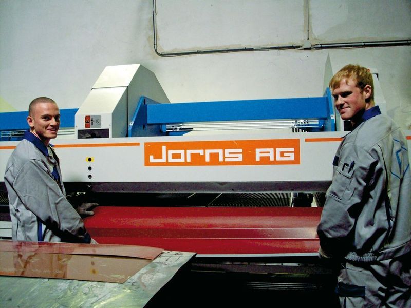 Andreas Groß und Fabian Kröninger (v.l.) sind in der Produktion von Feilmeier tätig und  wissen die Biegequalität und Rationalität der Doppelbiegemaschine Twinmatic zu schätzen. (Archiv: Vogel Business Media)