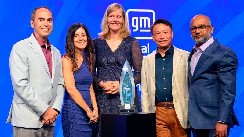 Von links nach rechts: Jeff Jones (Managing Director and Vice President of Global Automotive OEM Coatings, BASF Coatings), Sarah Kenny (Director Global Key Account Management, BASF Coatings); Uta Holzenkamp (President BASF Coatings); Patrick Zhao (Senior Vice President, Global Automotive OEM Coatings, BASF Coatings) und Sham Kunjur (Executive Director Purchasing, General Motors).(Bild:  GM)