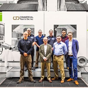 Commercial Tool & Die Geschäftsführer JD Bouwman (1. Reihe, Mitte) mit seinem Team und Zimmermann Inc. Geschäftsführer Cornelius Kiesel (1. Reihe, rechts) an der ersten bestellten FZ40 compact in den USA.