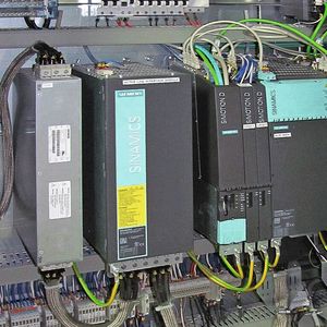 Modular und kompakt ist der Antriebsverband Sinamics S120 mit Einspeisung und Controller Extensions Simotion CX32 für insgesamt 13 Servoachsen an Hauptmaschine und Stapeltisch.