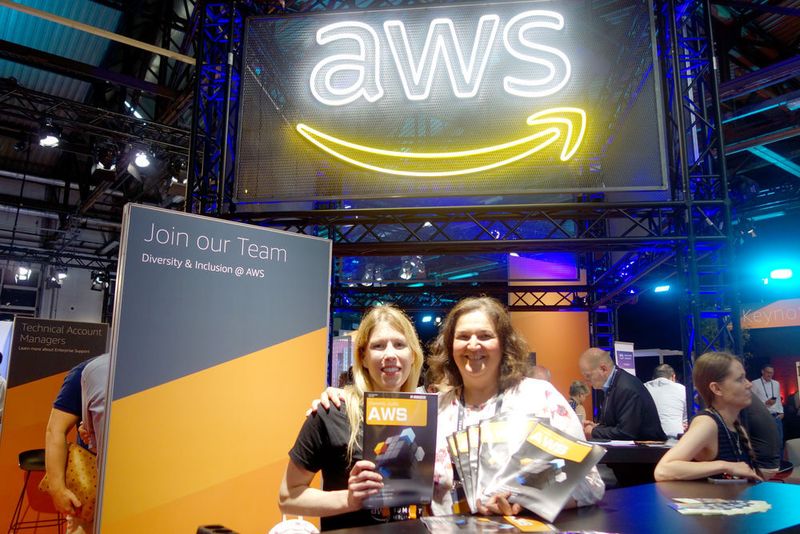 Elisabeth Kurek (AWS) und Lilli Kos (IT-BUSINESS) sind glücklich über das gemeinsame Erfolgsprojekt (v. l.). (Vogel IT-Medien)