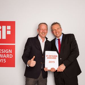 Die Preisträger: Johannes Barckmann, Designchef EDAG Engineering AG (links) und Jörg Ohlsen, CEO der EDAG Engineering AG (rechts).
