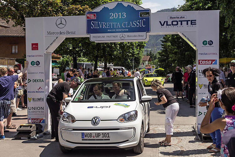 Ein Elektroauto darf dahin, wo anderen das Fahren verboten ist: der VW E-Up am Start der Silvretta Classic. (Foto: Jürgen Wolff)
