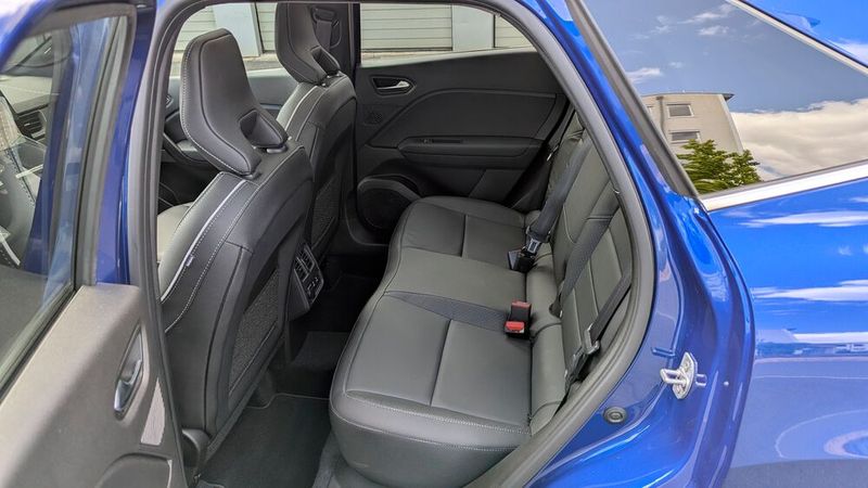Auf der Rücksitzbank (hier in der hintersten Position) finden auch größere Mitfahrer genügend Platz. (Bild: Rosenow – VCG)