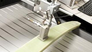 Anlage zur zerstörungsfreien Prüfung von Blattfedern aus glasfaserverstärktem Kunststoff durch Mikrowellen Bild: Hochschule Magdeburg-Stendal (FH) (Archiv: Vogel Business Media)