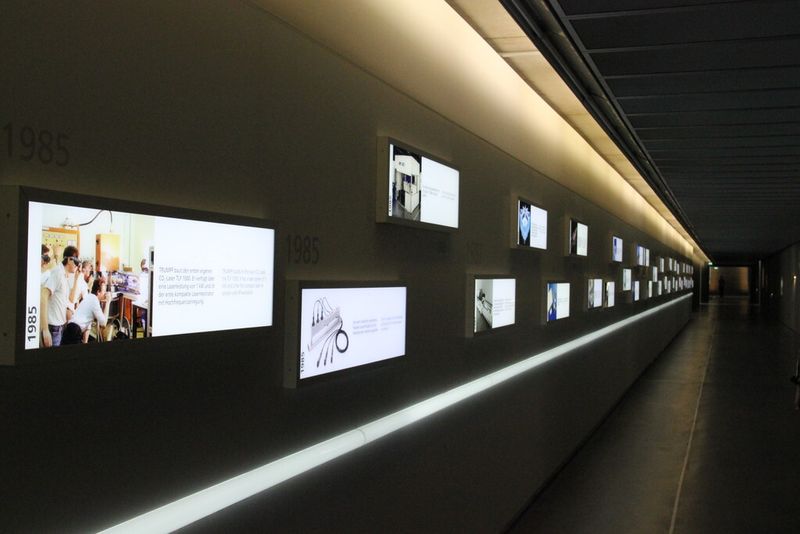 Die lange Wand der Lasergeschichte verdeutlicht die Expertise, die sich Trumpf im Laufe der Jahrzehnte angeeigent hat. (Bild: Königsreuther)