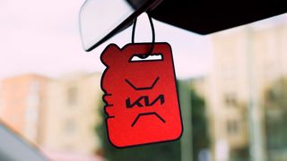 Käufer eines elektrischen Kia in Finnland erhalten einen speziellen Duftbaum. (Bild: Kia Suomi)