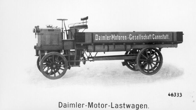 Vom luftgefederten Fahrersessel konnten die ersten Trucker nur träumen: Wie auf einem Kutschbock nehmen sie auf den ersten Lkw unter freiem Himmel Platz, hier ein Daimler von 1897. (Daimler)