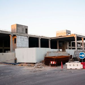 Derzeit entsteht in der Hauptstadt des Emirats ein neues Porsche-Zentrum, das um ein Vielfaches größer werden soll als das bisherige.(Bild:  press-inform)