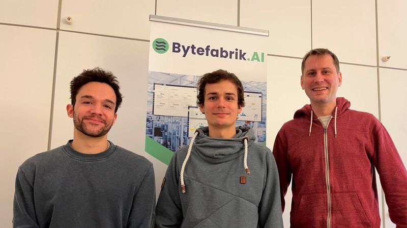 Platz 21: Bei der Bytefabrik AI GmbH handelt es sich um ein Spin-Off des Karlsruher FZI Forschungszentrum Informatik. Das Start-up rund um Patrick Philipp (links), Philipp Zehnder und Dominik Riemer hat sich auf KI-basierte Analyse von Live-Maschinendaten spezialisiert und will so KMU aus dem Maschinen- und Anlagenbau unterstützen. Bei der Software-Lösung handelt es sich um 