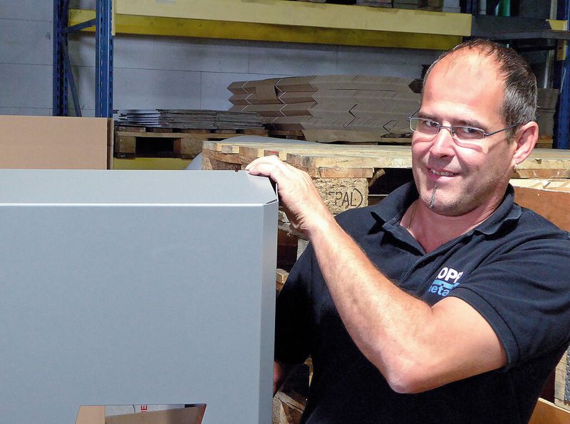 Das ist Bernhard Kopp, Geschäftsführer der Metall in Form und Farbe Kopp GmbH im badischen Emmendingen: „Wir haben uns langsam und solide von einem Handwerksbetrieb zu einem industriell geprägten Fertigungsbetrieb entwickelt. Die EHT MultiPress 170 war deshalb für uns auch eine notwendige Investition.“ (Bild: Kuhn)