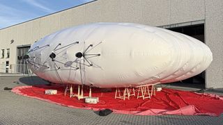 FloFleet hat ein innovatives hybrides Luftschiff entwickelt, das Aerostatik und Aerodynamik kombiniert. Seine flügelartige Form und eine verstärkte Stoffkonstruktion ermöglichen es ihm, durch aerostatischen und aerodynamischen Schub den Flug aufrechtzuerhalten.  (Bild: Flofleet)