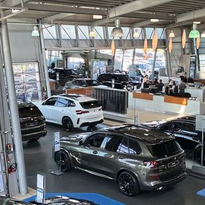 Der Servicecounter ist Dreh- und Angelpunkt im Autohaus Unterberger in Rosenheim. Das gilt auch für das Thema Datenschutz. Die Mitarbeiter am Servicepoint sind auf alle Fragen dazu bestens vorbereitet.(Bild:  VCG - Lulei)