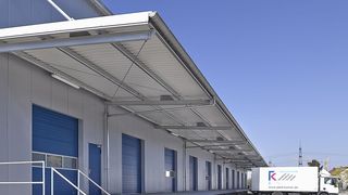 An jeder Längsseite befindet sich ein 4,50 m frei auskragendes Vordach zur wettergeschützten Abwicklung des Warenverkehrs. (Bild: Losberger)