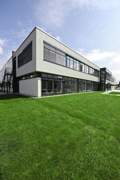 Ökonomische, ökologische und soziokulturelle Nachhaltigkeit: Dafür steht die Urbane Produktion der Zukunft bei Wittenstein bastian, angesiedelt direkt neben einer Passivhaussiedlung in Fellbach im Ballungsraum Stuttgart. (Bild: Wittenstein)
