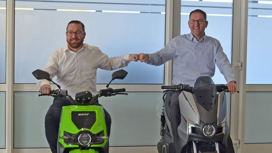 Ab jetzt auch Elektro-Roller: Der Silence-Markenverantwortliche  Karsten Klanke (l.) und Motor-Nützel-Geschäftsführer Alexander Pflaum wollen neue Zielgruppen erreichen.(Bild:  Motor Nützel)