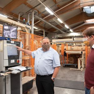 Auf diesen Bildschirmen sieht ein Produktionsleiter sofort, welche Maschine umgerüstet werden muss und welche Reihenfolge diverse Produkte auf den Fertigungssystemen haben sollten.