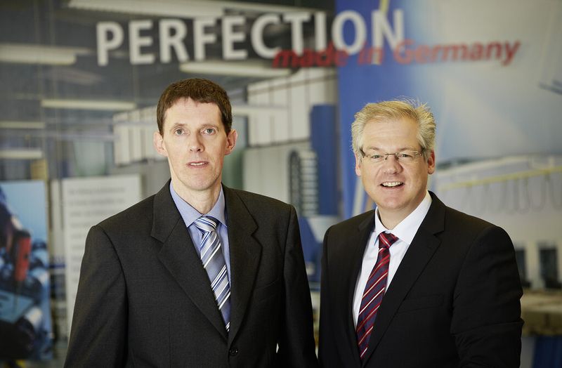 Stephan Schlömer (l.), Leiter Fertigung und Logistik im Bereich Systemtechnik und Ralf Kersting (r.), geschäftsführender Gesellschafter der Firma Olsberg, freuen sich über die Kooperation. (Bild: Olsberg)