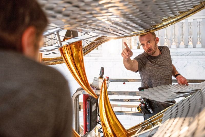 Auch die Lichtstärke der LEDs kann gedimmt werden. Zusätzlich beleuchten LED-Scheinwerfer die Dornen auf dem Rücken oder die feurige Zunge.  (Lasvit)