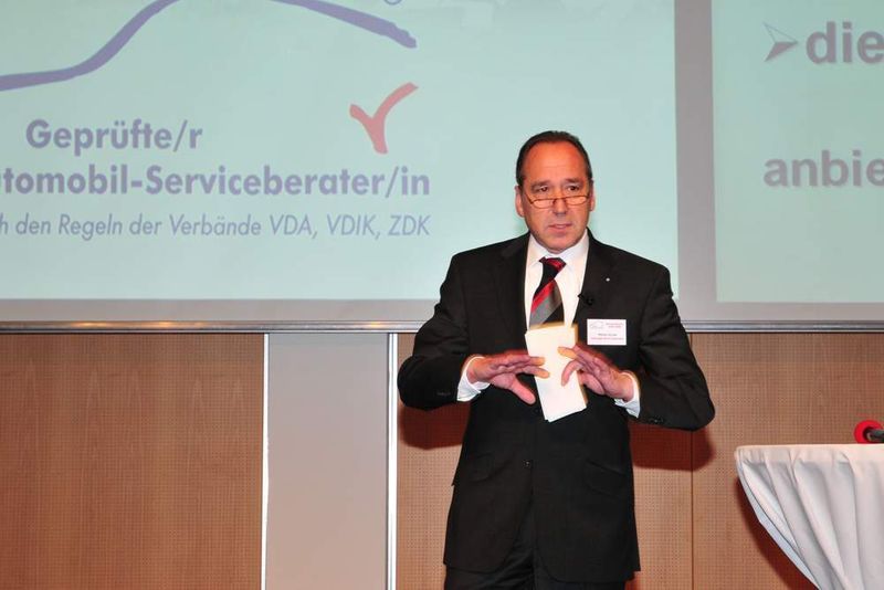 Werner Günzel (Volkswagen), Geschäftsführer der Gütegemeinschaft GASB, appellierte an die Serviceberater, sich mit den Dienstleistungen ihrer Hersteller vertraut zu machen, damit sie ihren Kunden immer die beste Diensleistung anbieten können. (Archiv: Vogel Business Media)