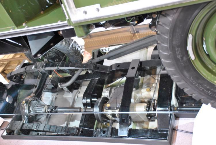... einen Blick auf den Boden bzw. die dort platzierten Spiegel. Dem geneigten Oldtimerfan päsentierte sich ein auch unten herum perfekt hergerichteter Geländewagen. (Dominsky)