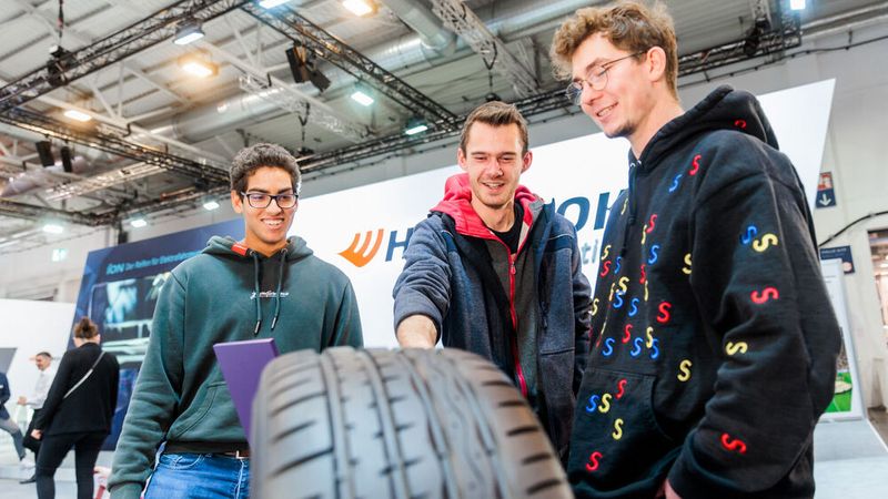 Alltags-Tuning zum Anfassen: Reifen stehen nicht zwangsläufig im Fokus, sind aber ein wichtiges Element verbesserter Fahrleistungen. (Bild: Messe Essen)