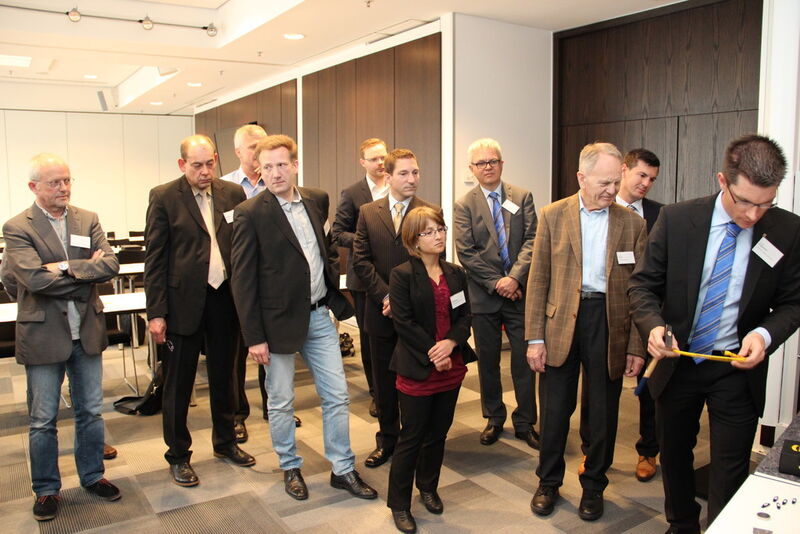 Sichtlich beeindruckt waren die Teilnehmer von den RFID-Praxisbeispielen, die Dr. Jan Regmeier (ganz rechts) mitgebracht hatte. (Bild: Reinhold Schäfer)