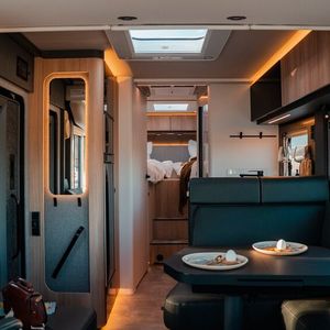 Im Innenraum stehen zwei neue Designwelten mit dunklerem und hellerem Charakter zur Wahl.(Bild:  Hymer)