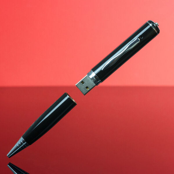 Ein Geschenk beispielsweise für Geschäftspartner: Der Spy Pen 1 ist Kugelschreiber und USB-Stick in einem. Bei www.prezzybox.com kostet der 007-Stift rund 40 Euro. (Prezzybox.com)