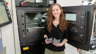 Mechanical engineering student Viktoria Sobkowicz produced brake calipers on a metal 3D printer in the Machine Tools and Manufacturing Technology Laboratory as part of her bachelor's thesis. These are used for the e-racing cars of the Formula Student Team Racing Power Münster of Münster University of Applied Sciences, to which the student belongs, and for the team of the Technical University of Hamburg. (Image:FH Münster/Frederik Tebbe)